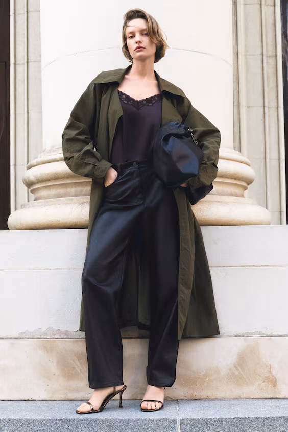 Брюки с покрытием и волнистыми штанинами