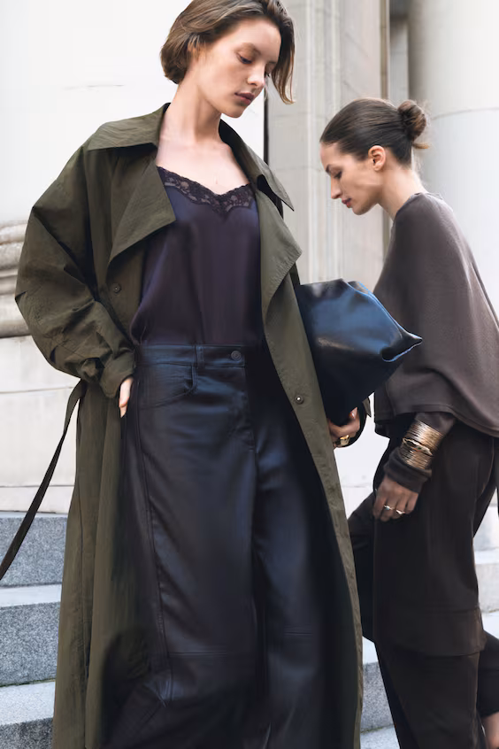 Брюки с покрытием и волнистыми штанинами