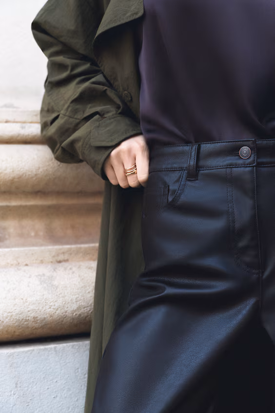 Брюки с покрытием и волнистыми штанинами