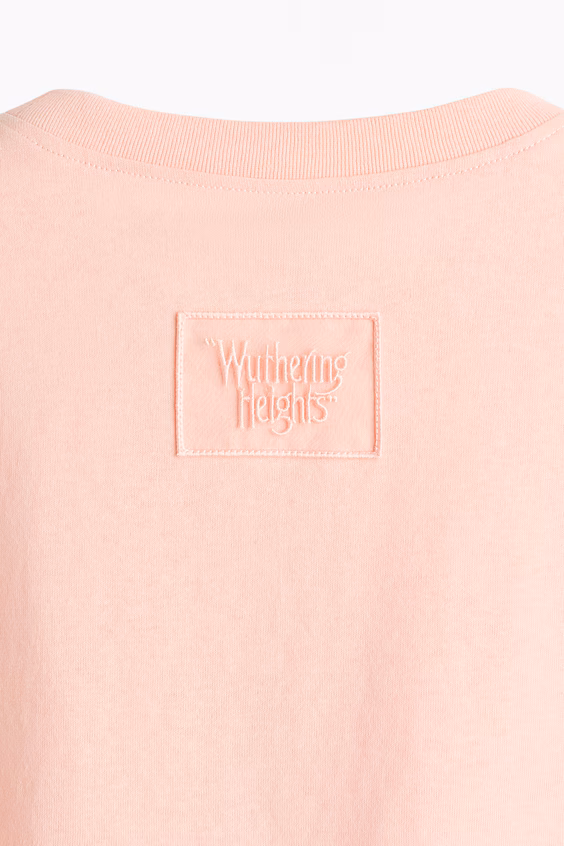 Футболка с вышитым узором