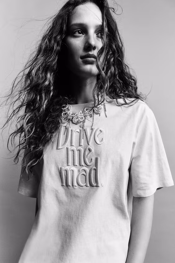 Футболка с вышитым узором