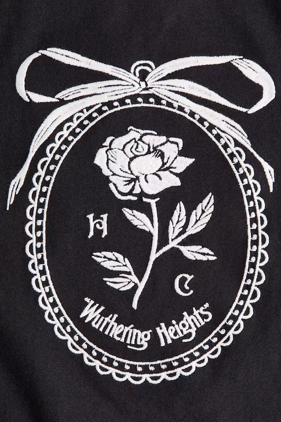 Футболка с вышитым узором