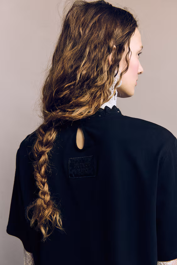 Футболка с вышитым узором