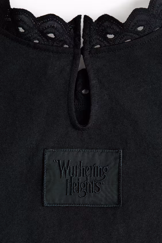 Футболка с вышитым узором