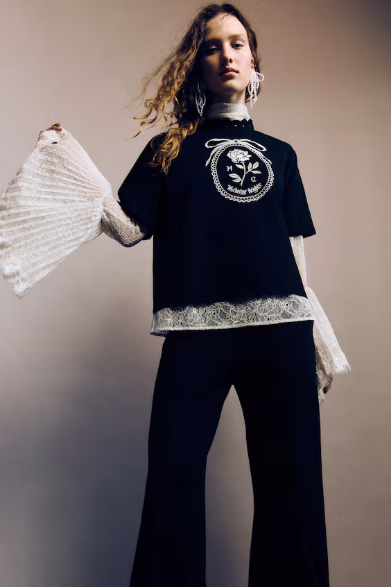 Футболка с вышитым узором