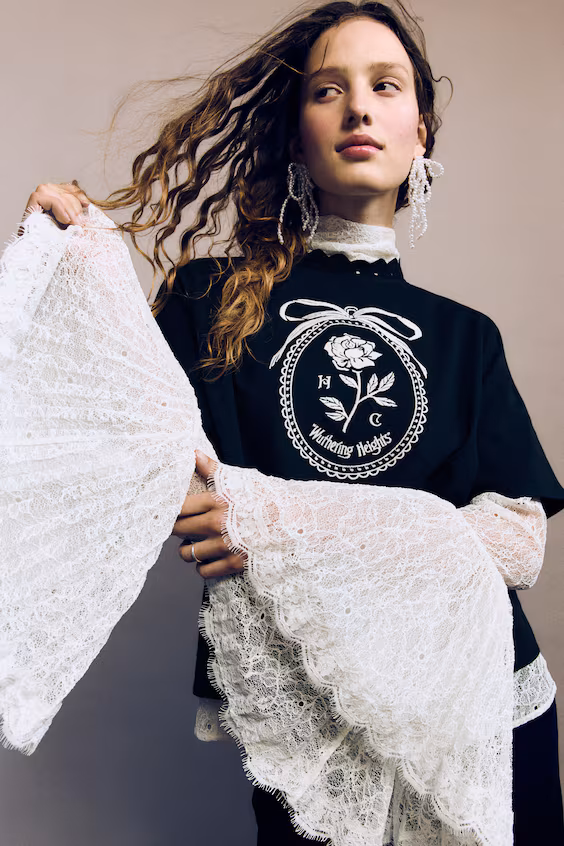 Футболка с вышитым узором