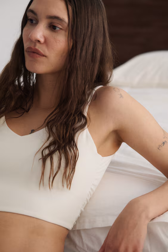 Топ без рукавов с изогнутыми деталями с технологией softmove™