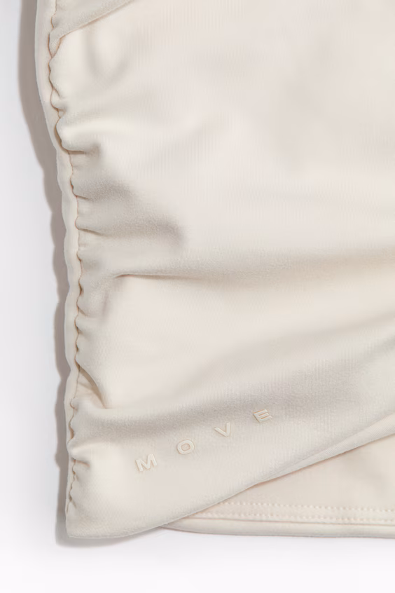 Топ без рукавов с изогнутыми деталями с технологией softmove™