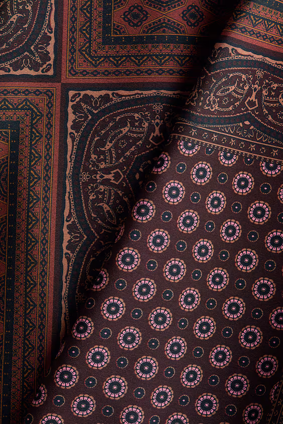 Длинное платье с галстуком на шее