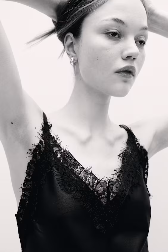 Платье-бретельки с кружевом