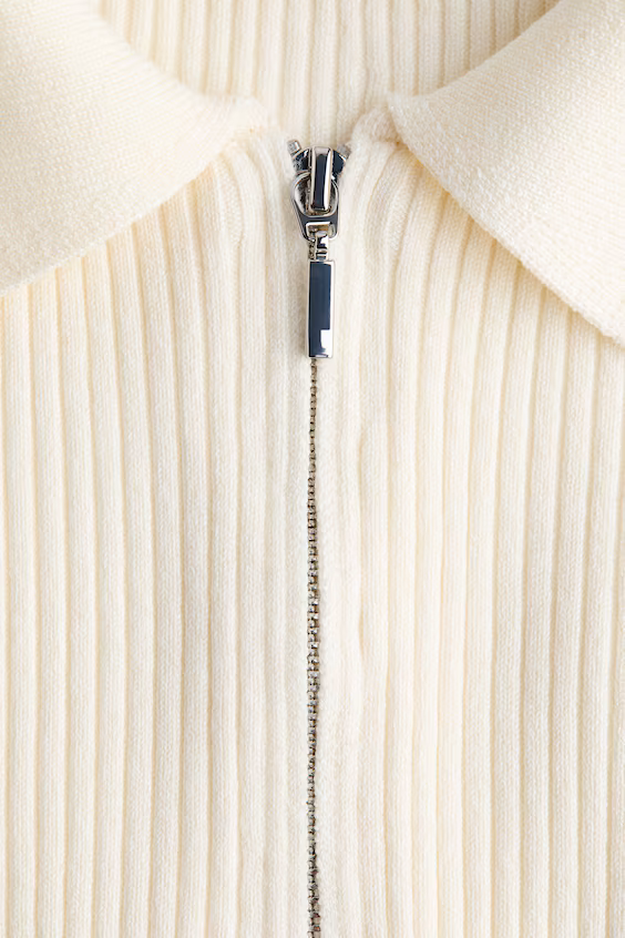 Свитер в рубчик с воротником