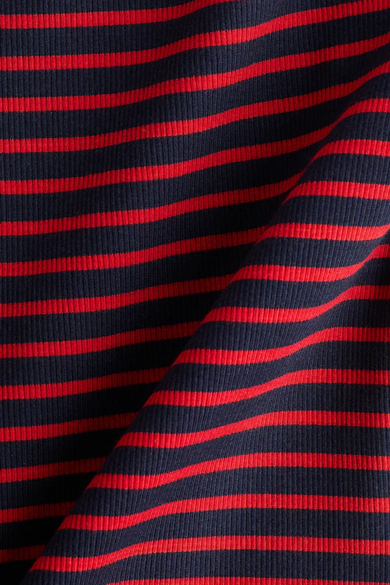 Свитер в рубчик с вырезом лодочкой