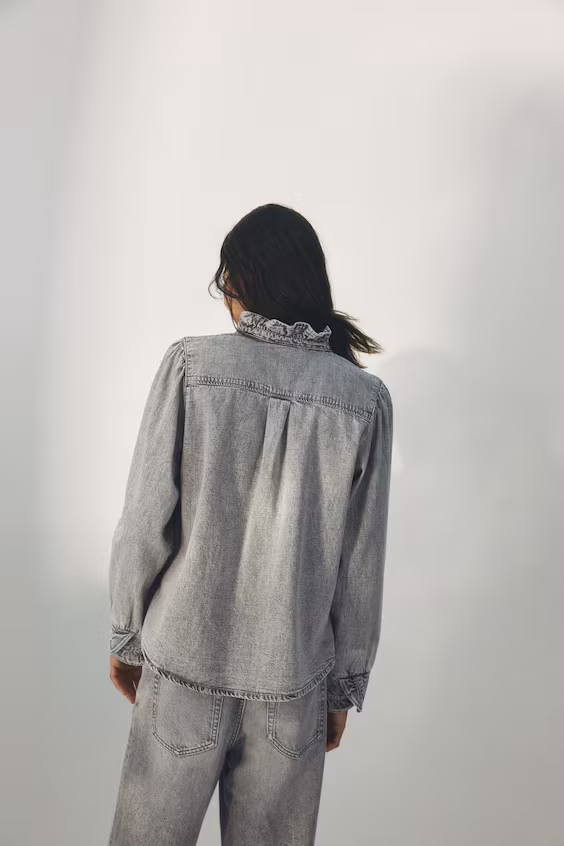 Джинсовая блузка с оборками