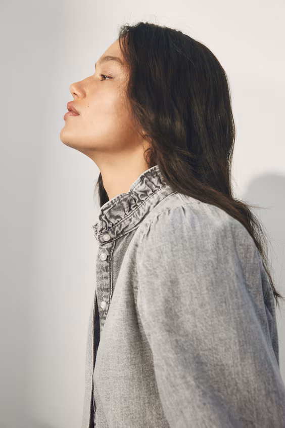 Джинсовая блузка с оборками