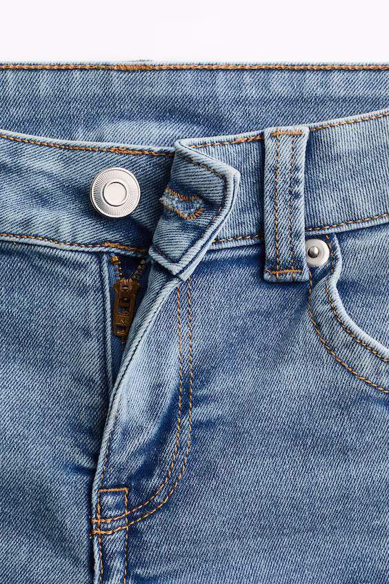 Джинсы с расклешённым низом