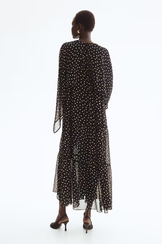 Длинное платье с деталью на плече