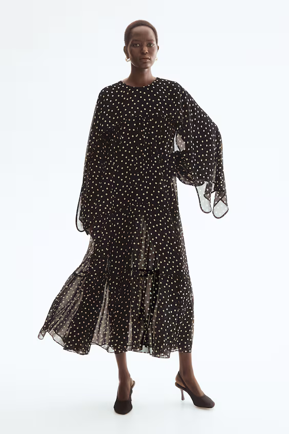 Длинное платье с деталью на плече