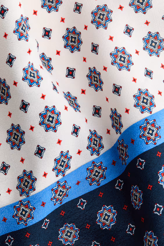 Топ с вырезом на шее из атласа