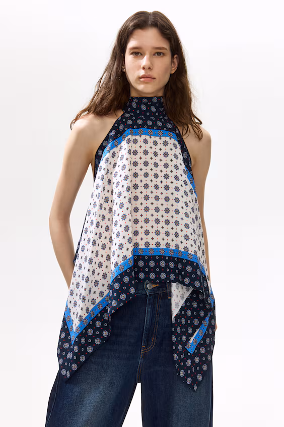 Топ с вырезом на шее из атласа