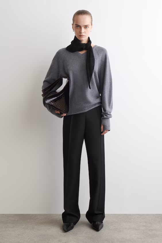 Треугольный шарф из вязаного полотна