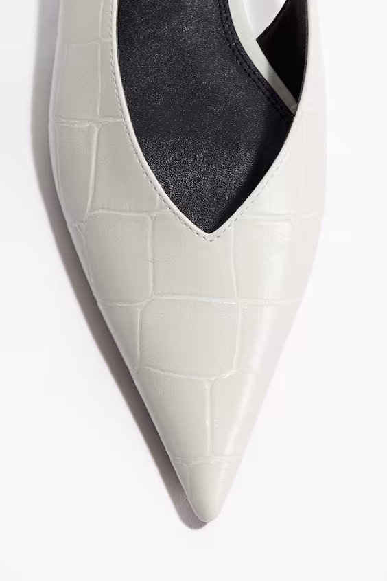 Туфли с открытым задником и заостренным носком