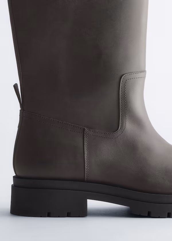 Сапоги с широкими хлястиками