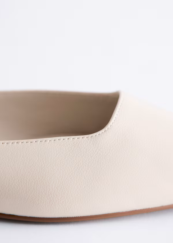 Туфли-балетки из кожи с перекрещивающимися ремешками