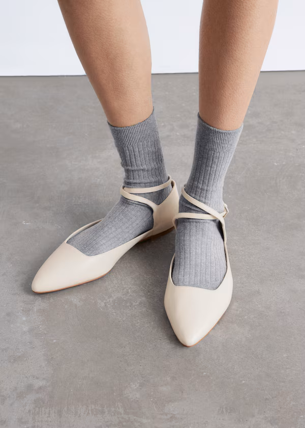 Туфли-балетки из кожи с перекрещивающимися ремешками