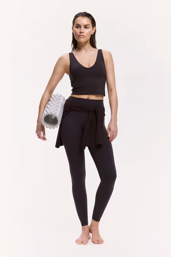 Короткий спортивный топ с технологией softmove™