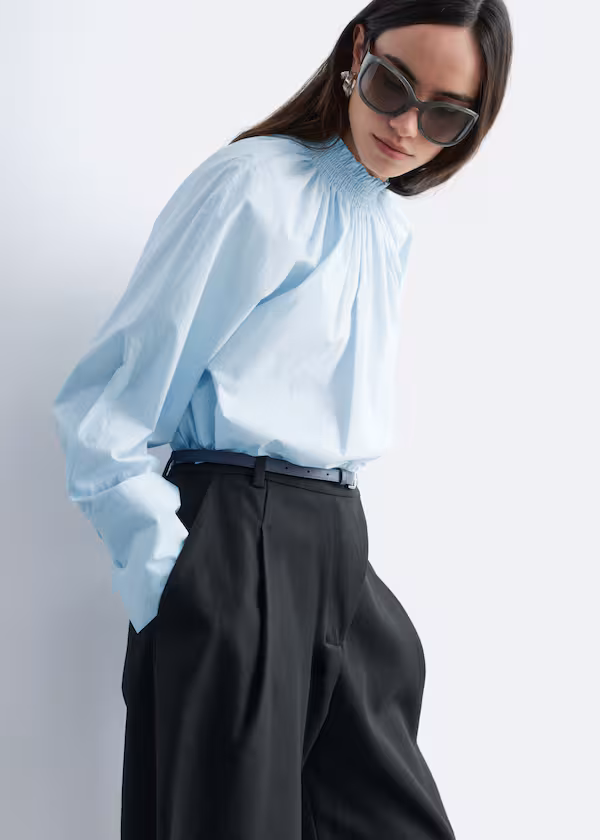 Топ с воротником-стойкой и рюшами