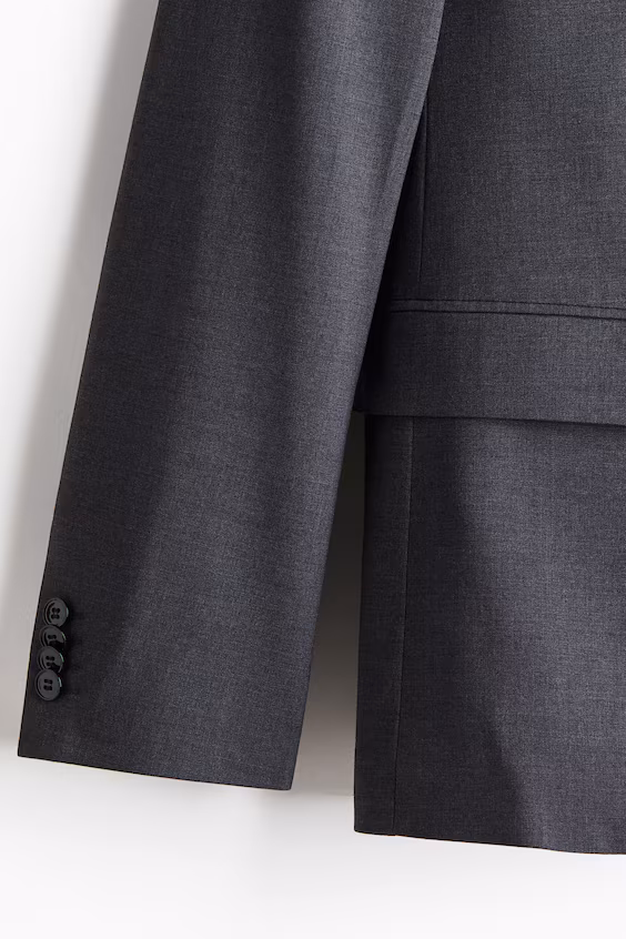 Узко скроенное пальто на одну пуговицу