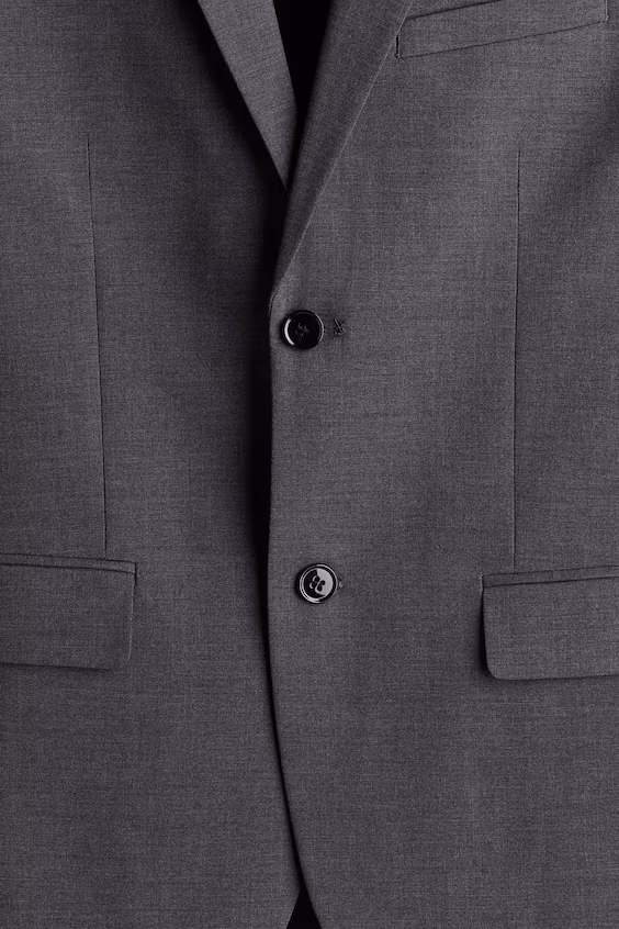Узко скроенное пальто на одну пуговицу
