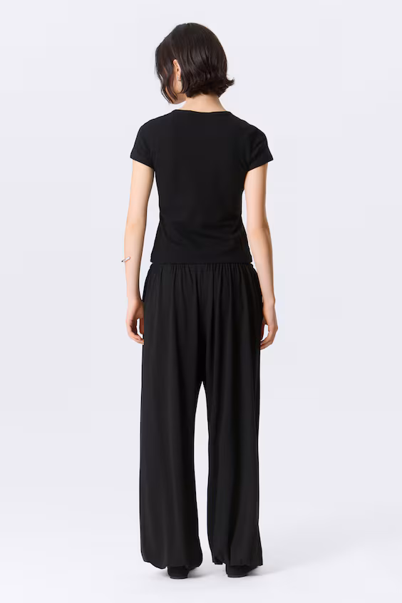 Облегающая футболка с коротким рукавом и вырезом лодочкой