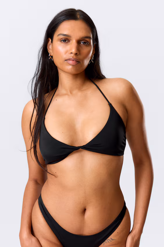 Верх купальника на завязках на шее