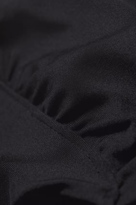 Верх купальника на завязках на шее