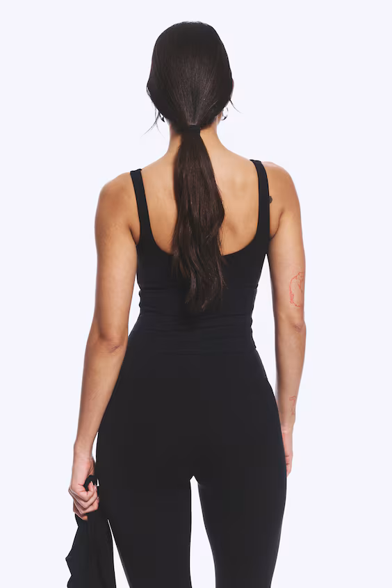 Облегающий спортивный топ-корсет