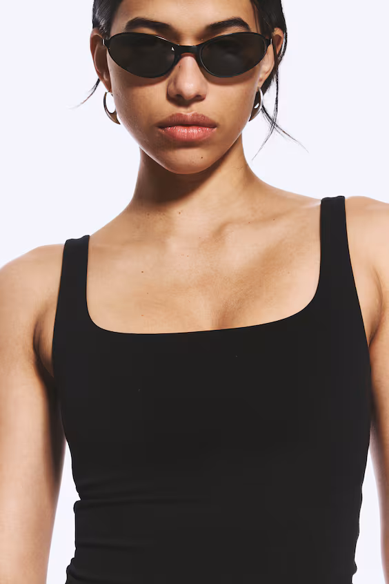 Облегающий спортивный топ-корсет