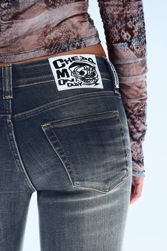 Джинсы с завышенной посадкой и расклешенными штанинами