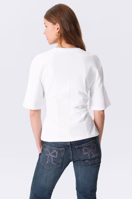 Футболка приталенная с деталями складок