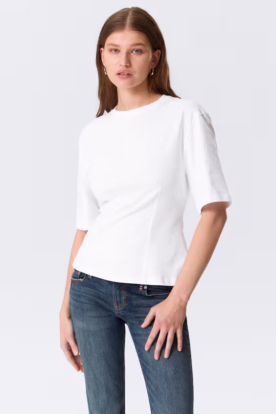 Футболка приталенная с деталями складок