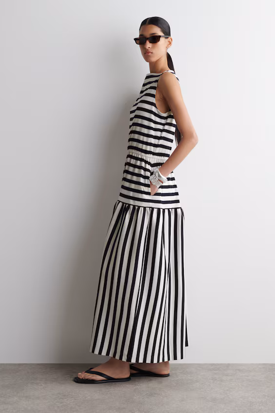 Средней длины платье сборками и вырезом лодочкой в полоску темно-синего и белого цветов