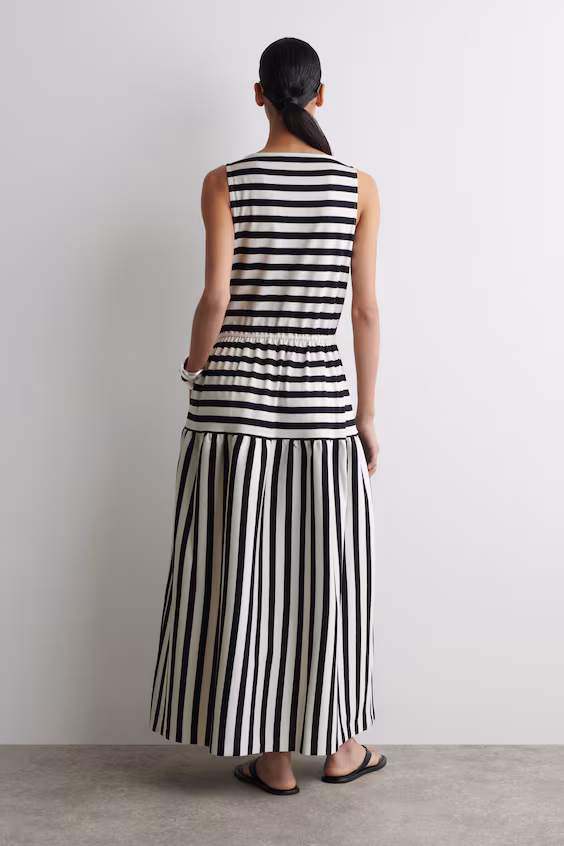 Средней длины платье сборками и вырезом лодочкой в полоску темно-синего и белого цветов