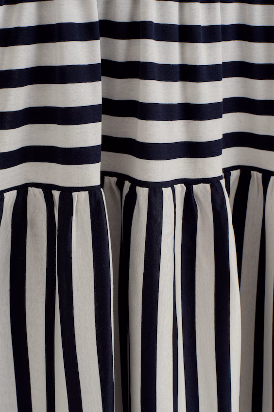 Средней длины платье сборками и вырезом лодочкой в полоску темно-синего и белого цветов