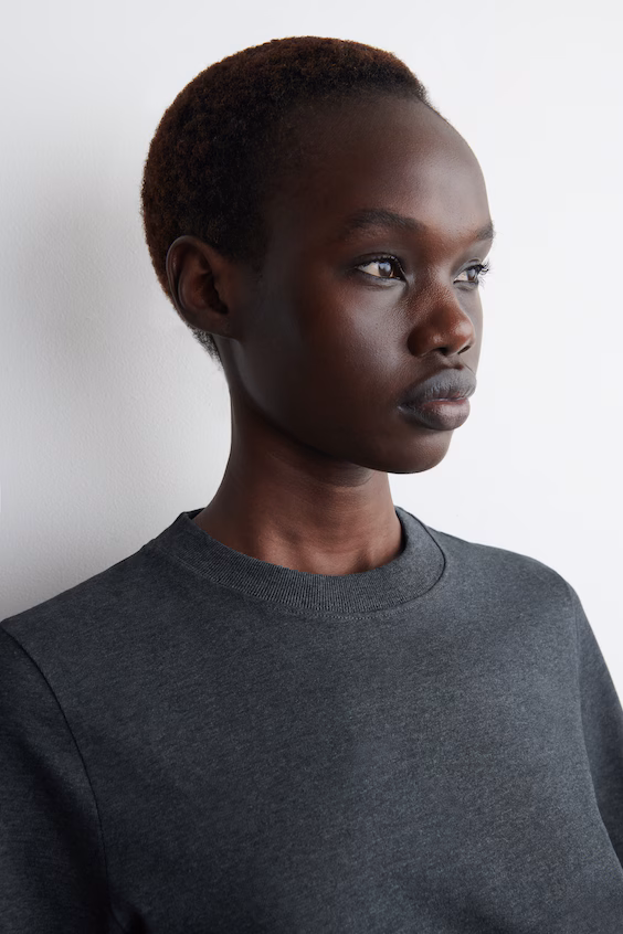 Футболка стандартного кроя в облегающем силуэте