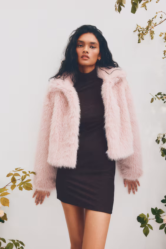 Короткое пальто из мягкой ткани с начесом