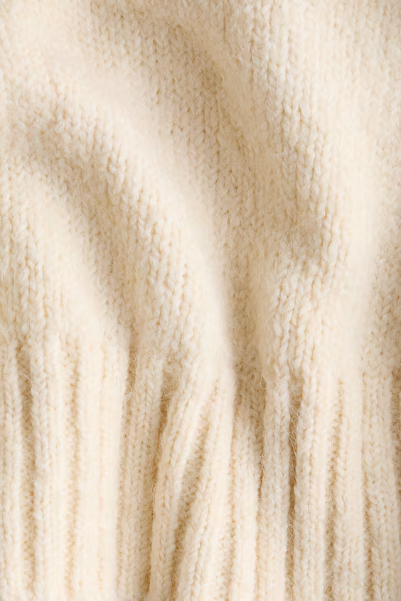 Свитер с открытым плечом