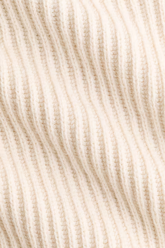 Объемный свитер из смесовой шерсти