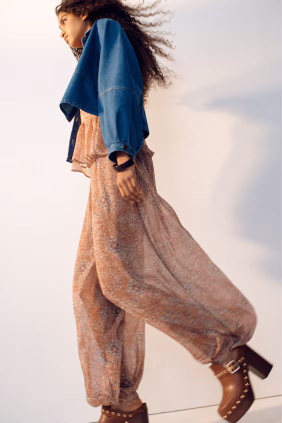 Брюки с эластичным поясом и зауженными штанинами