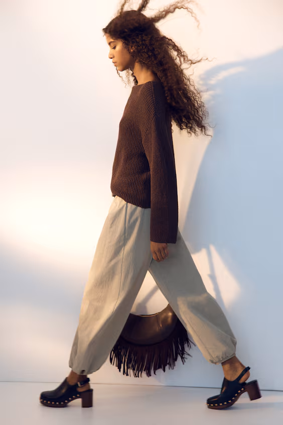 Брюки из нейлона с расшитыми штанинами