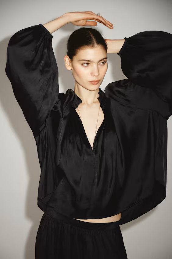 Оверсайз блузка с вырезом v